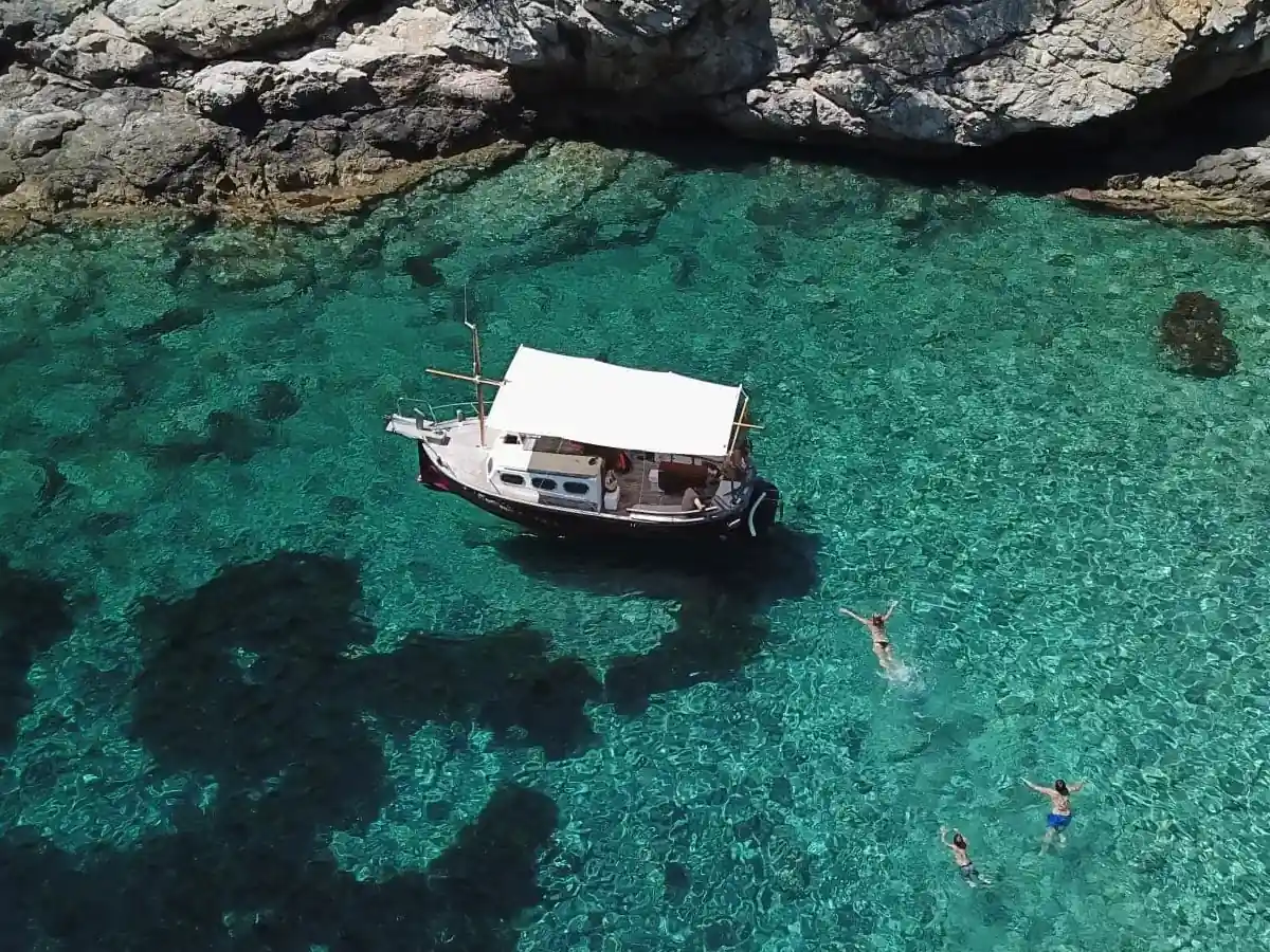 Día completo en llaüt explorando calas de Mallorca