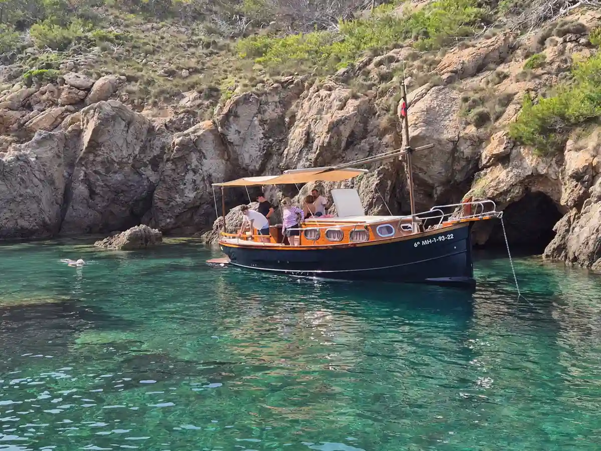 Salida medio día en llaüt por la costa de Pollença