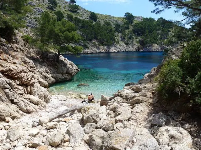 Cala en Gossalba en Pollença, Mallorca, desde un llaüt de Blauxell